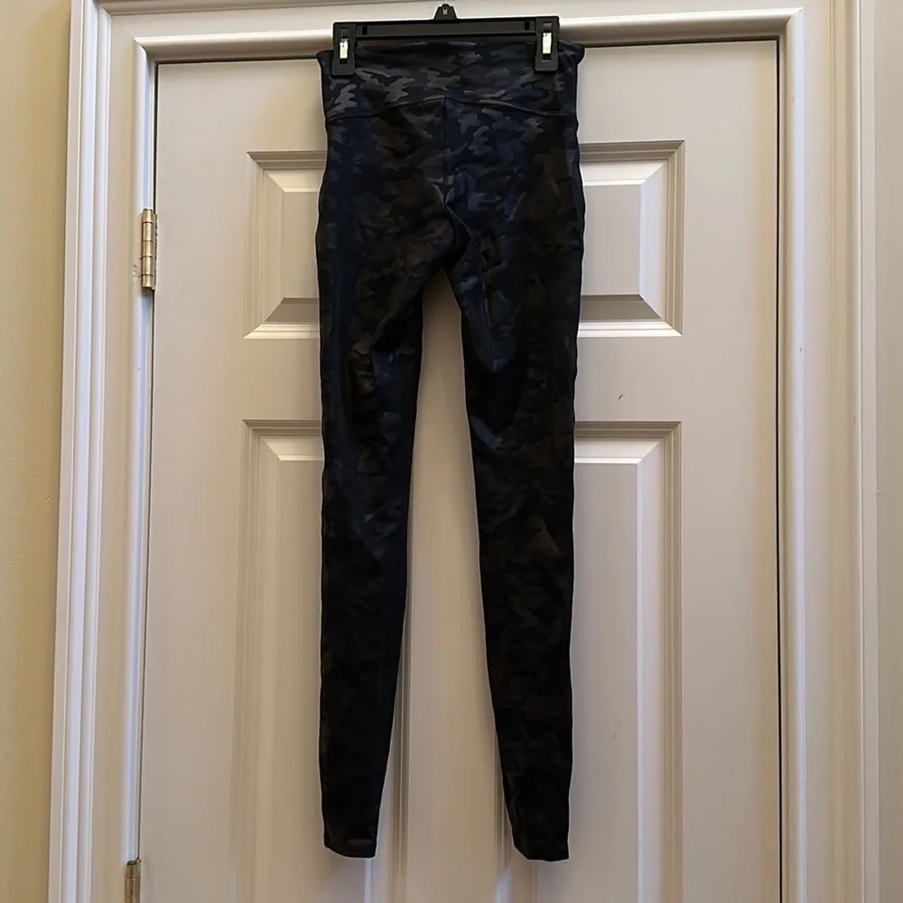 Spanx Faux Leather Camo Leggings Black SzS Like New